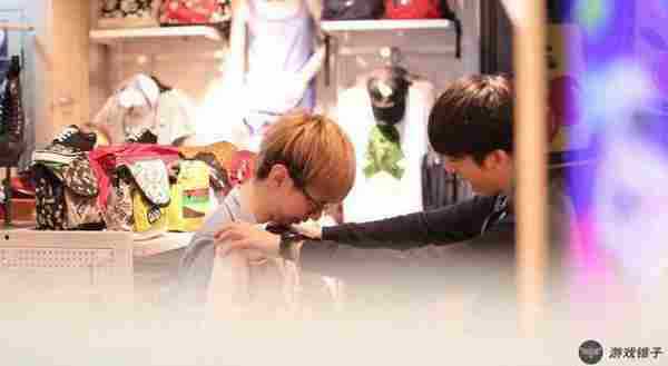 LOL职业选手基情曝光:网友偷拍卡乃出轨,与基友逛街!