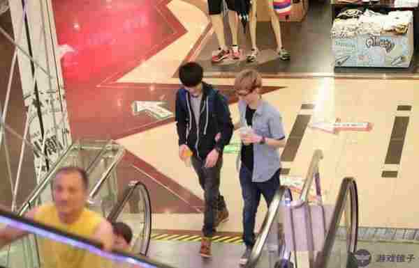 LOL职业选手基情曝光:网友偷拍卡乃出轨,与基友逛街!