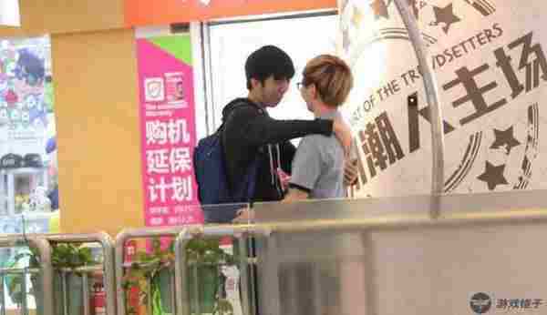 LOL职业选手基情曝光:网友偷拍卡乃出轨,与基友逛街!