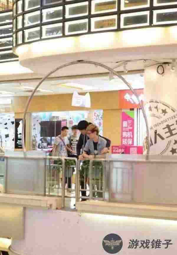 LOL职业选手基情曝光:网友偷拍卡乃出轨,与基友逛街!