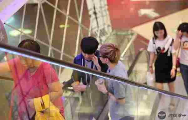 LOL职业选手基情曝光:网友偷拍卡乃出轨,与基友逛街!