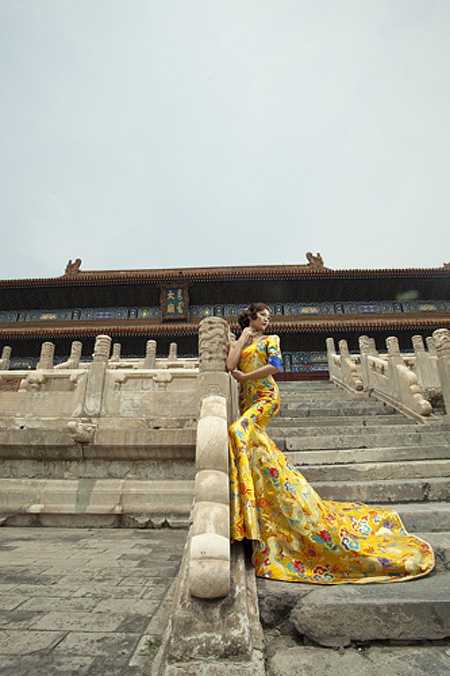 Photoshop为偏灰的建筑人像增加出天空并润色