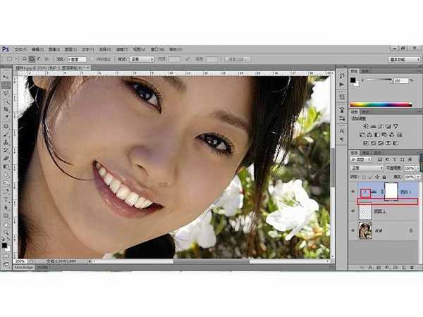 如何利用PS工具快速为照片中的人物美白牙齿?